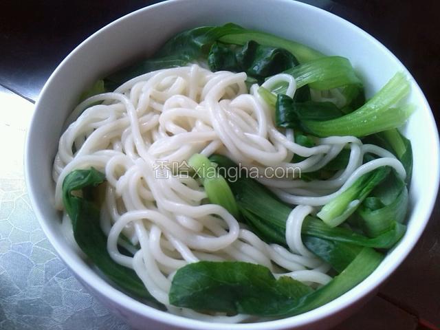 面条煮熟捞到碗里
