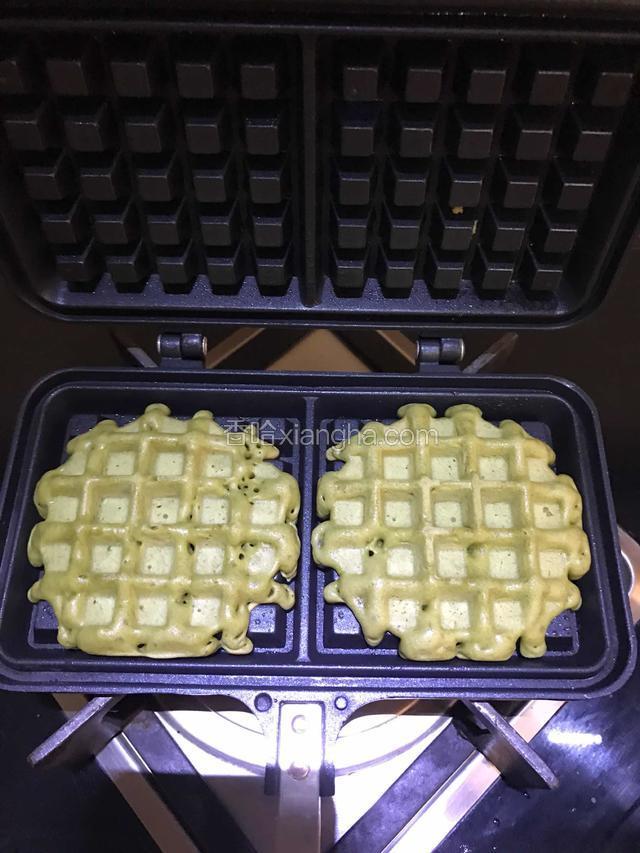 大概一两分钟后翻面继续加热一两分钟至轻松分离便完成。 小心过火，中途要多次并小心打开模具，细心观察。