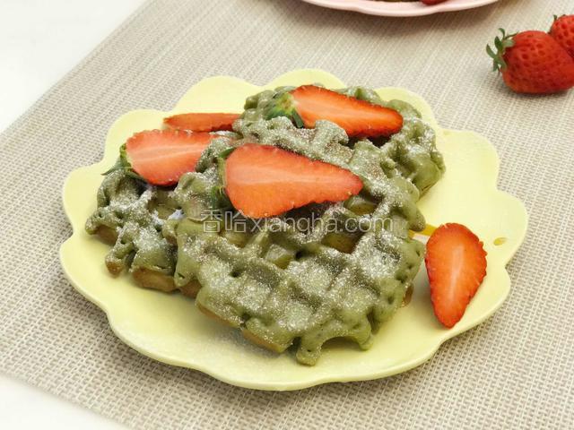 洒上糖粉，浇上枫糖浆，再加上最好的搭档草莓小姐，美美的抹茶味华夫饼出炉了！