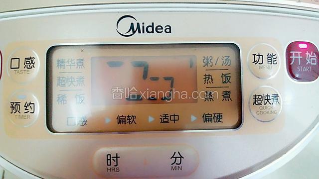 选择电饭煲中的煮粥按键即可