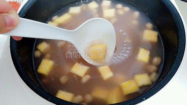 大约熬煮40分钟（变得肉粉色）再加入红薯，继续煮。