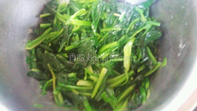 锅加油，放入焯好的菠菜翻炒均匀