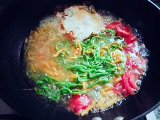 水开放番茄块，面条煮3分钟关火，放入盐，味精，菠菜，香油，香葱，就可以了
