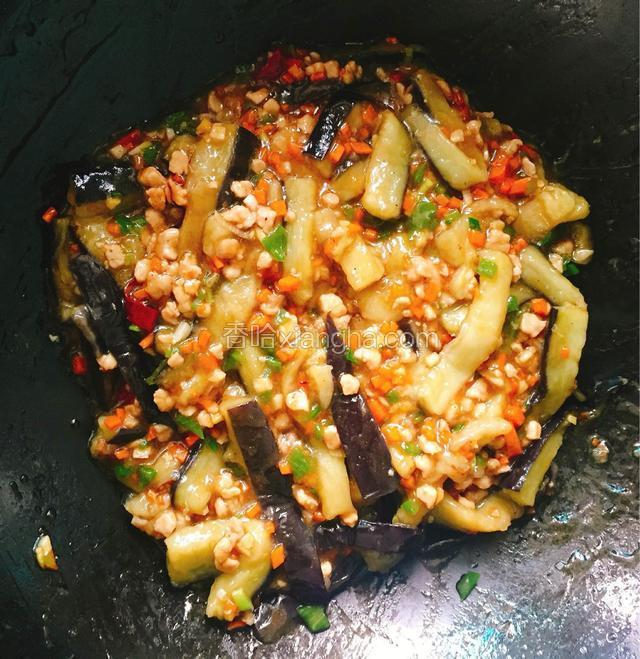 炒至茄条均匀裹拌肉沫汁时，大火收汁几秒，即可出锅