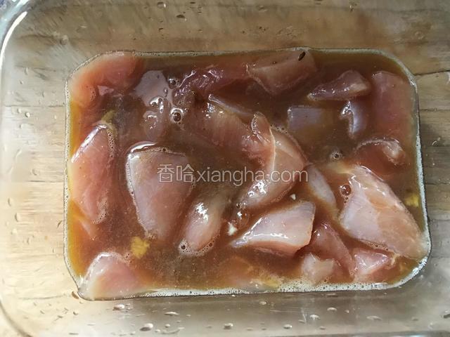 将调味品放入鸡蛋液，腌制鸡胸肉，至少30分钟；（我腌了两个小时，虽说调味品不多，但确实入味了）