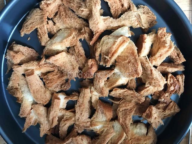 在腌制鸡胸肉时，制作面包糠。（将吐司面包撕成小块，放在烤箱烤，用140度烤10分钟，烤好后装入保鲜袋，用擀面杖擀碎即可；）