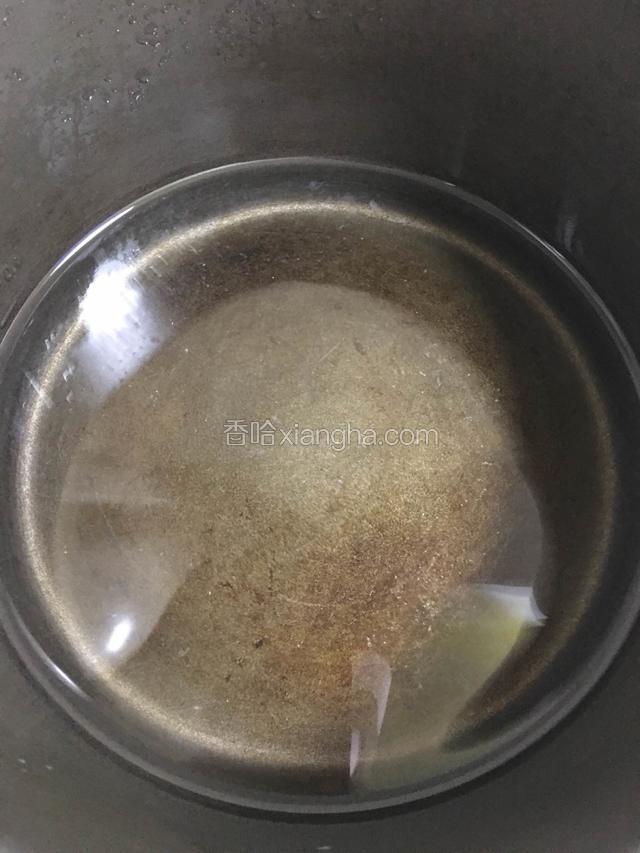 电饭锅中加入2碗水。