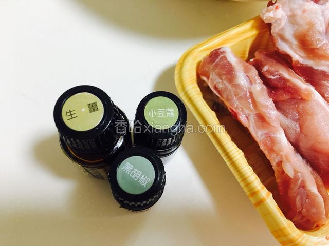 放入姜汁、豆蔻粉、胡椒粉粉。