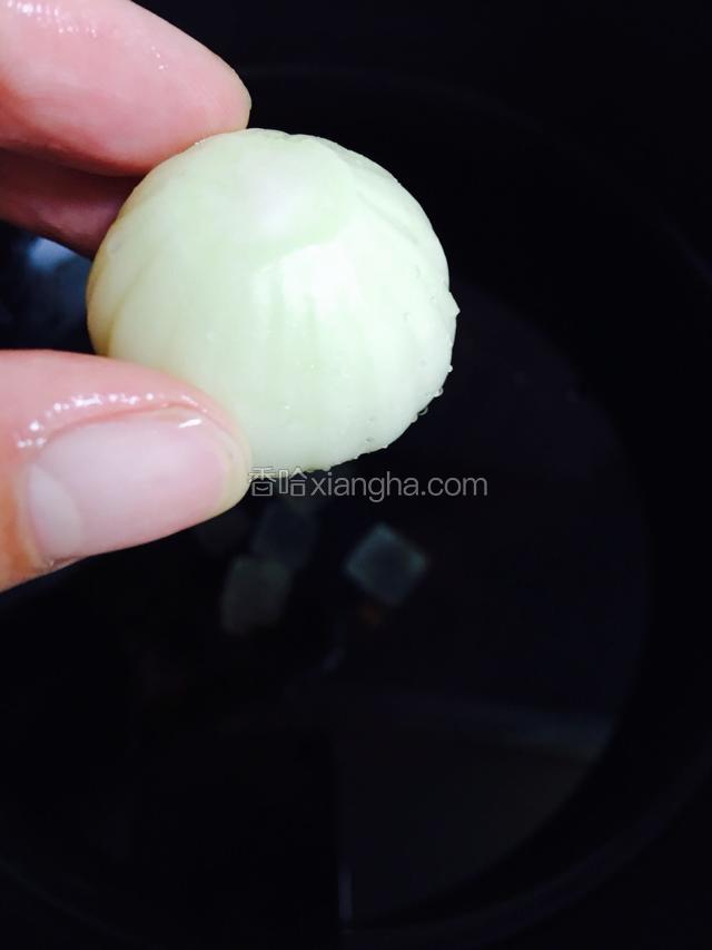 放入一颗独子蒜。
