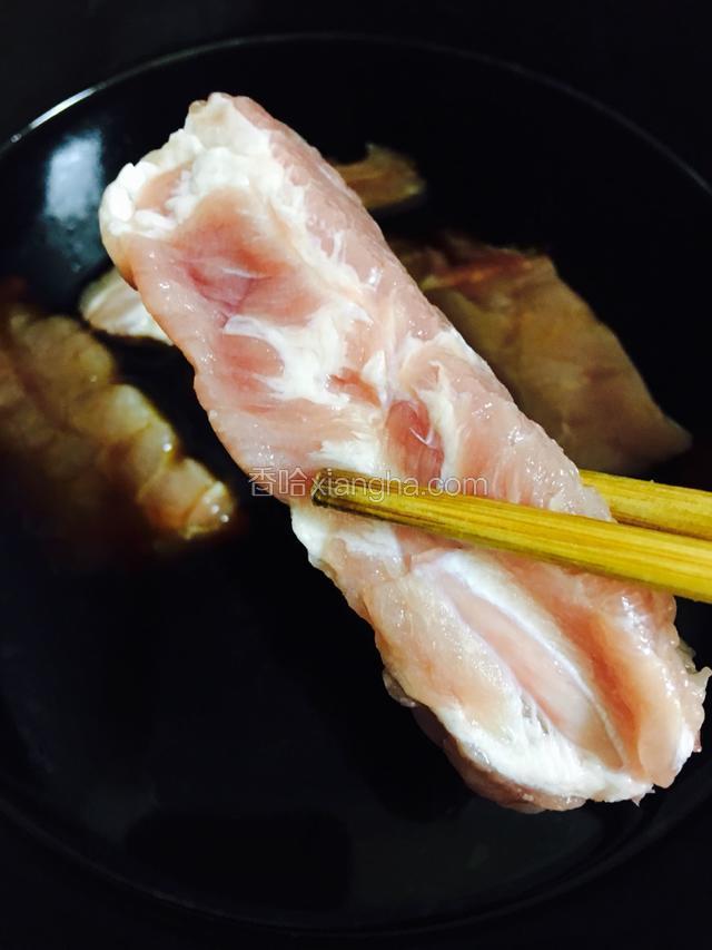 放入排骨，酱汁刚好没过排骨。