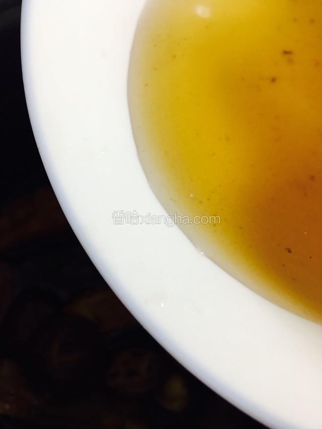 这个时候锅里的水快收干了，加入小半碗泡香菇的水，再焖煮15分钟即可。