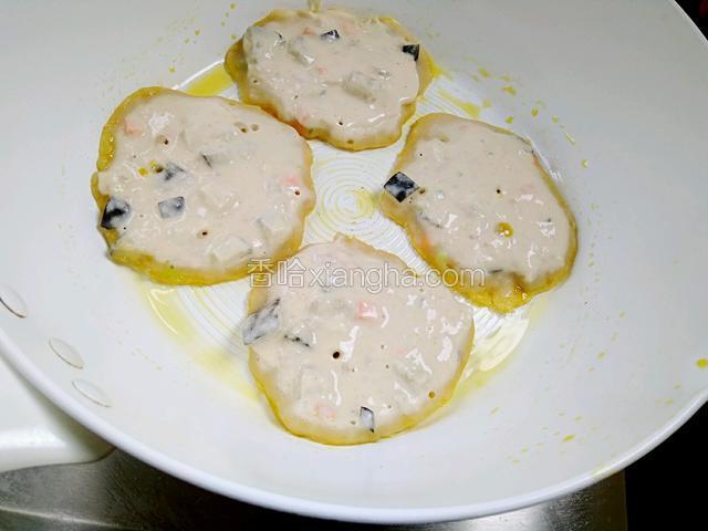 中火煎至底部一半变色