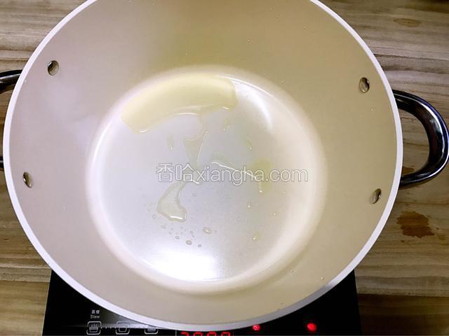 热锅下食油