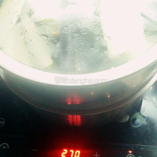锅中水开，上笼蒸三分钟