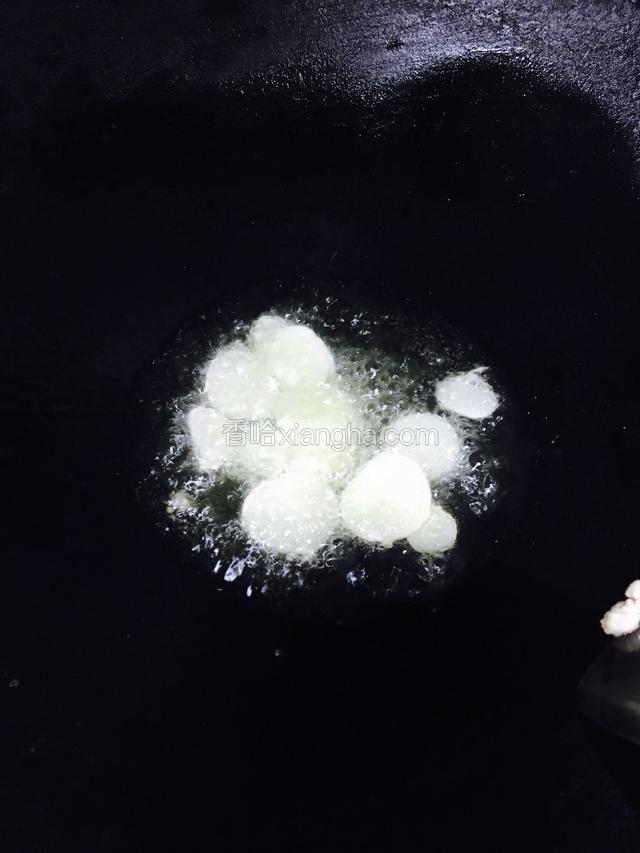 冷锅冷油烧至五成热，放入蒜片爆香。