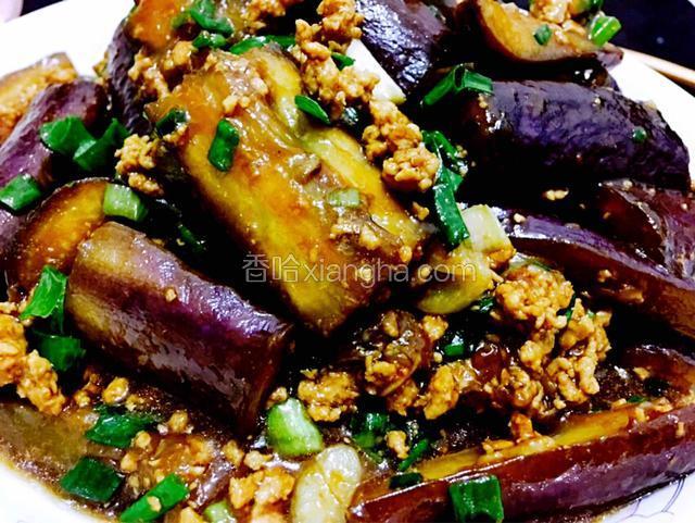 茄子吸收了葱香味和肉香味，香嫩滑口，太好吃了。