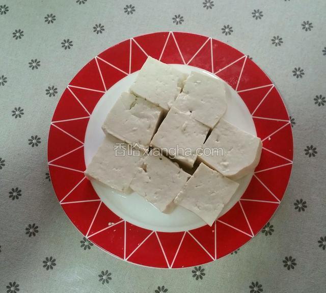 豆腐控干净水，放在盘中；