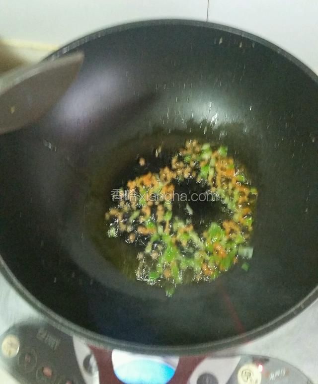  
用刚才炒过鸡蛋的锅，再放适量油，倒入葱花胡萝卜丁爆香；