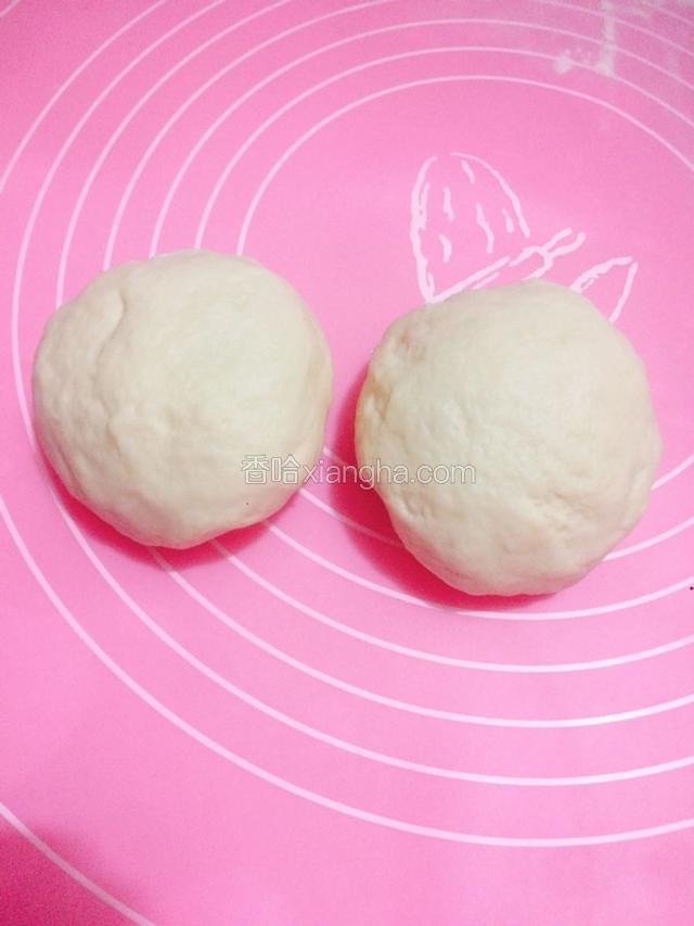发好的面团排气揉匀后分成两等份，盖上保鲜膜松弛10到15分钟。