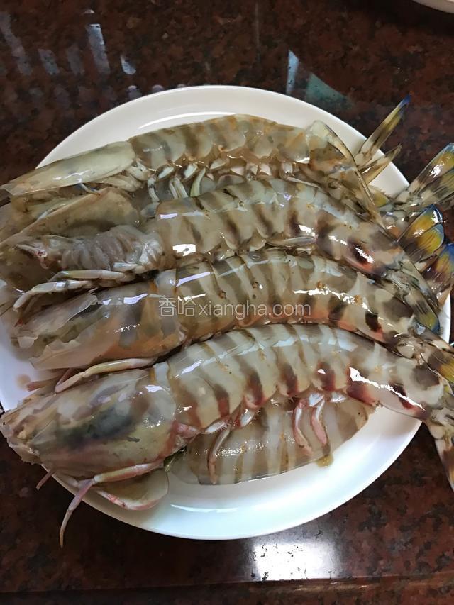 花虾整齐摆放在盘中。（已经由卖家分开成两半去除虾线处理干净了）