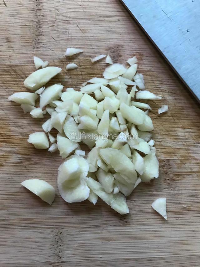 一个蒜头切碎