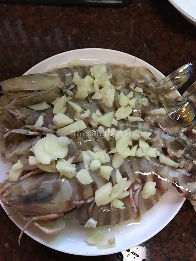 均匀洒在虾上