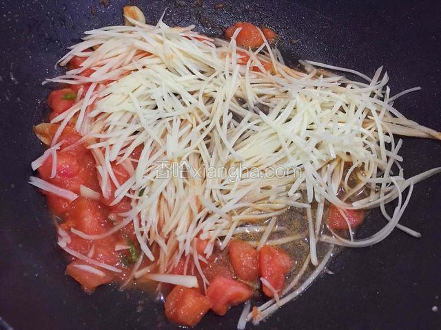 倒入土豆丝，加适量盐，少许水，糖，生抽继续翻炒。