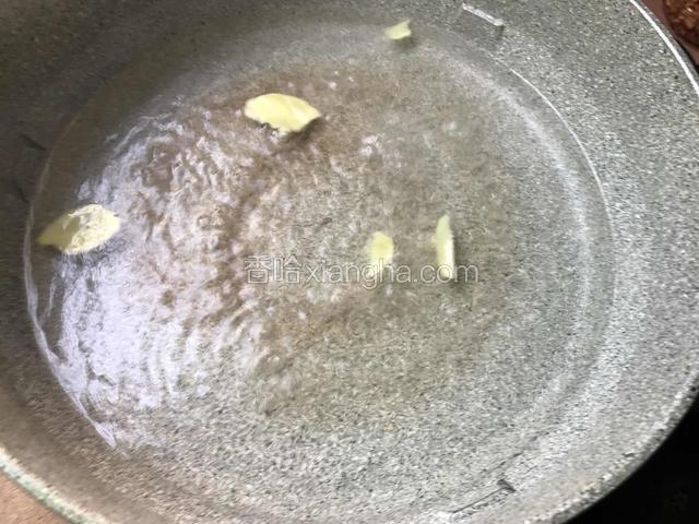 锅里水烧开，放入姜片跟料酒