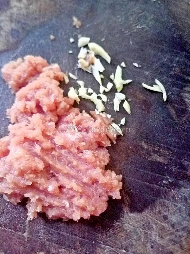 蒜头切好然后和瘦肉一起剁碎