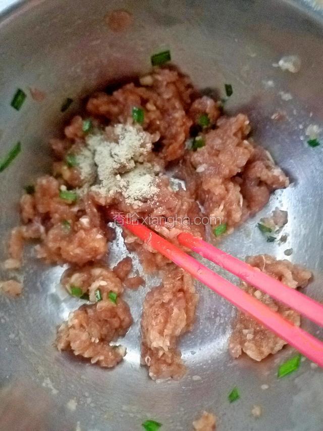 接着加点胡椒粉搅拌