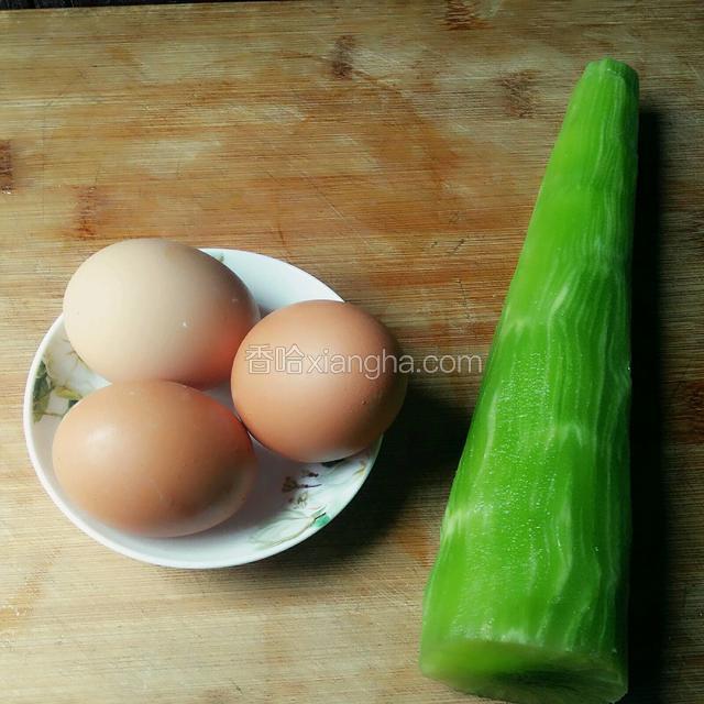 准备食材，莴笋去皮，洗净