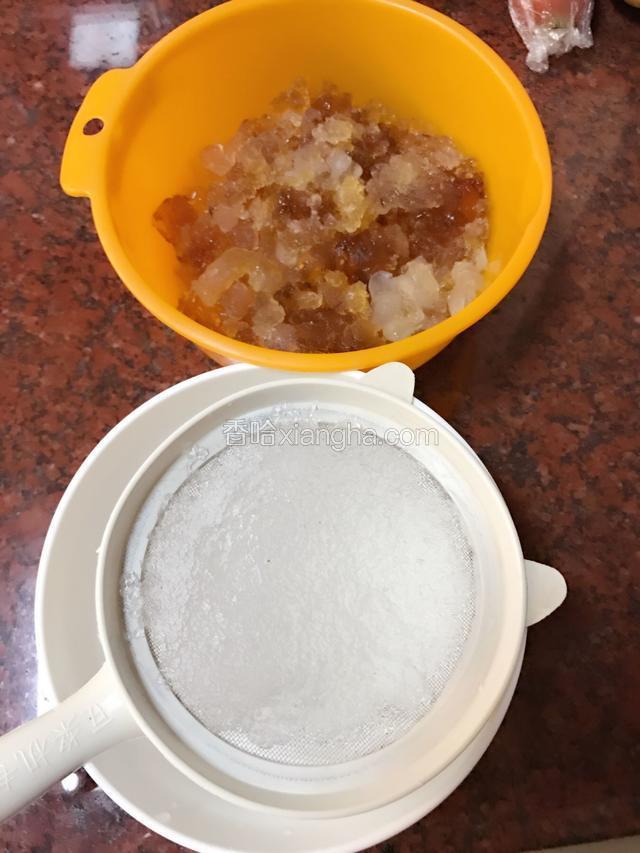 泡发后的桃胶皂角米和雪燕。