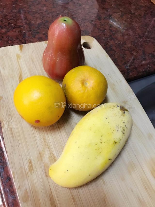 准备自己喜欢的水果。（我家里仅有的水果品种，没办法，本来想加点草莓弥猴桃什么的，比较好看，可惜都被吃光了。）