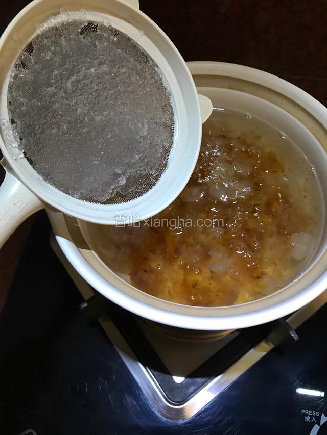 桃胶煮了大概15分钟之后，可以尝一下够不够软Q，够的话，可以开始加入雪燕。因为雪燕是很容易就煮化，所以最后才放。