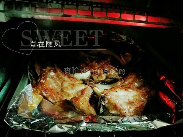 烤箱选择1000w的上中下三层火 两盘同时入烤箱 烤制15分钟 将烤盘取出 在肋排上撒上适量辣椒粉 黑胡椒粉或者孜然粉 还有剩余的蒜末 然后入烤箱再继续烤制大约10分钟 肋排表面焦黄就欧拉