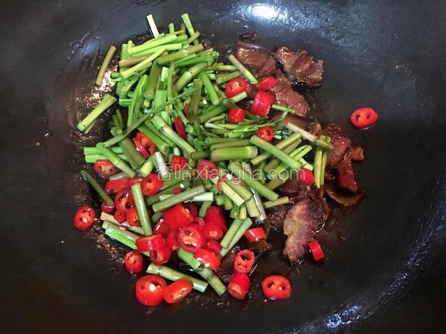 倒入切好的野芹菜、红尖椒