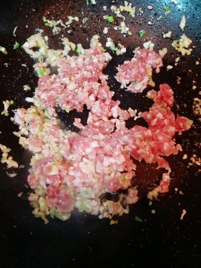 放肉沫翻炒