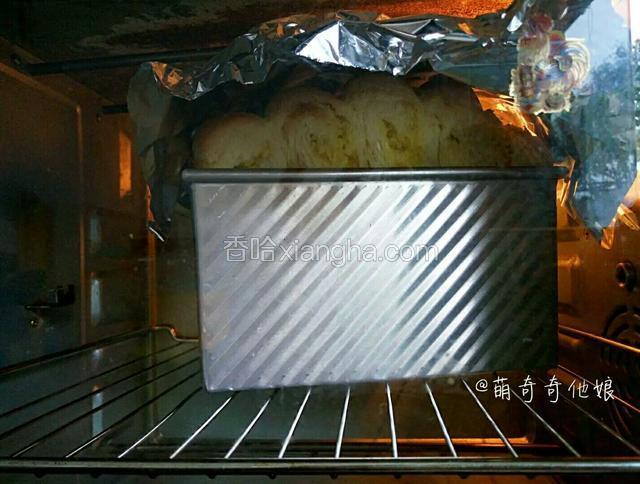 表面喷点水，送入预热好的烤箱中下层，上下火180度40分钟。也可以在表面装饰点杏仁片。
图没拍，用的上次做的椰蓉手撕土司的图。
