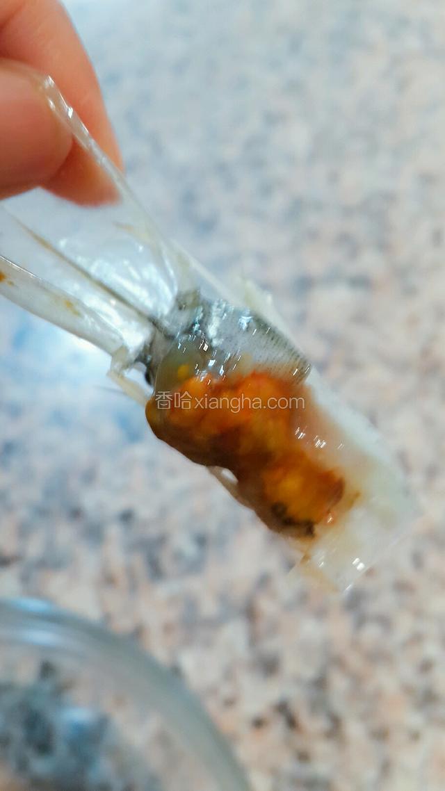 掀开虾头的壳，取出虾脑