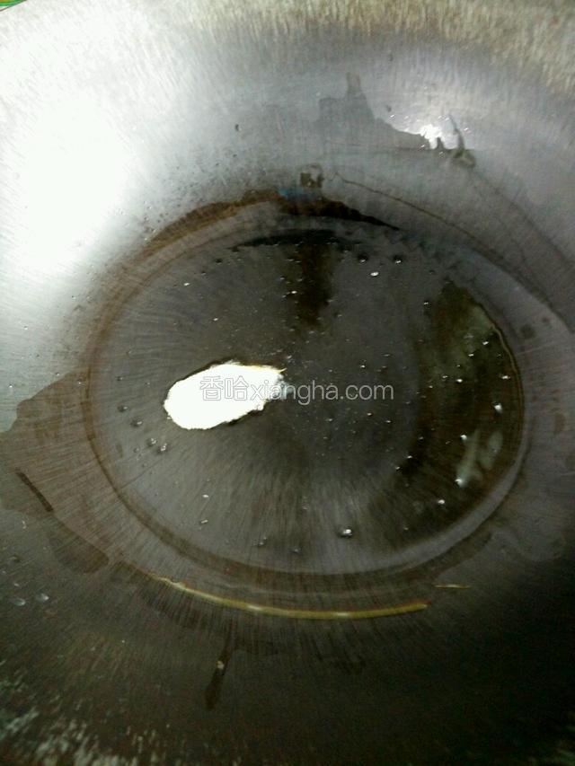 锅里倒适量油下姜片小火用姜片均匀擦锅四周