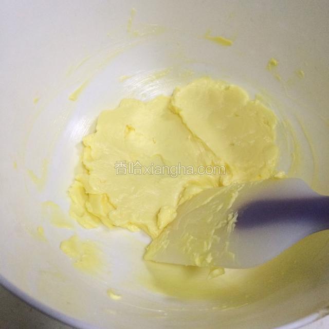 用刮刀按压翻拌黄油至顺滑。
