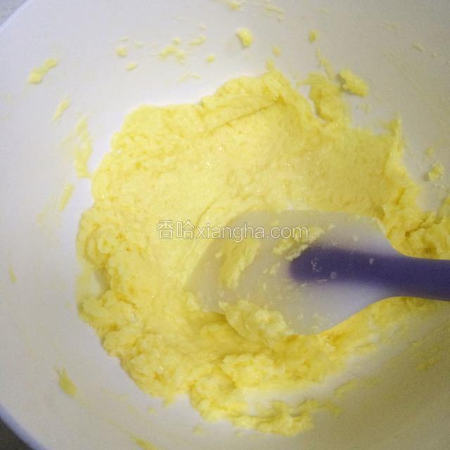 翻拌至柠檬汁和黄油混合均匀。