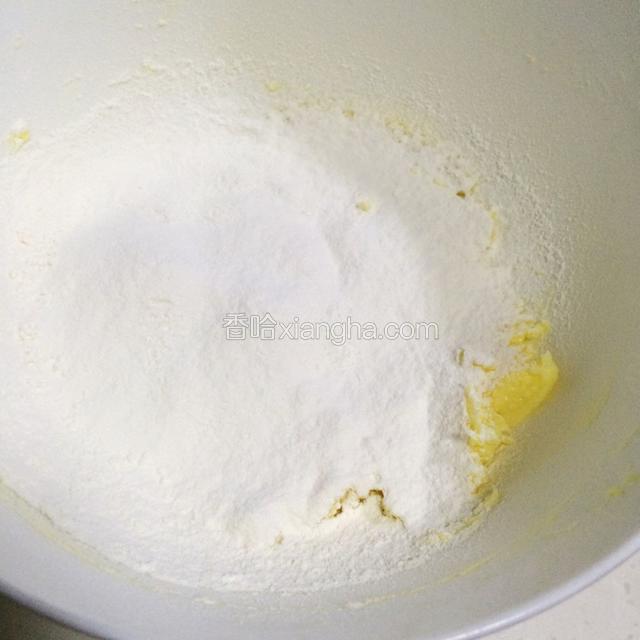 筛入低筋面粉。