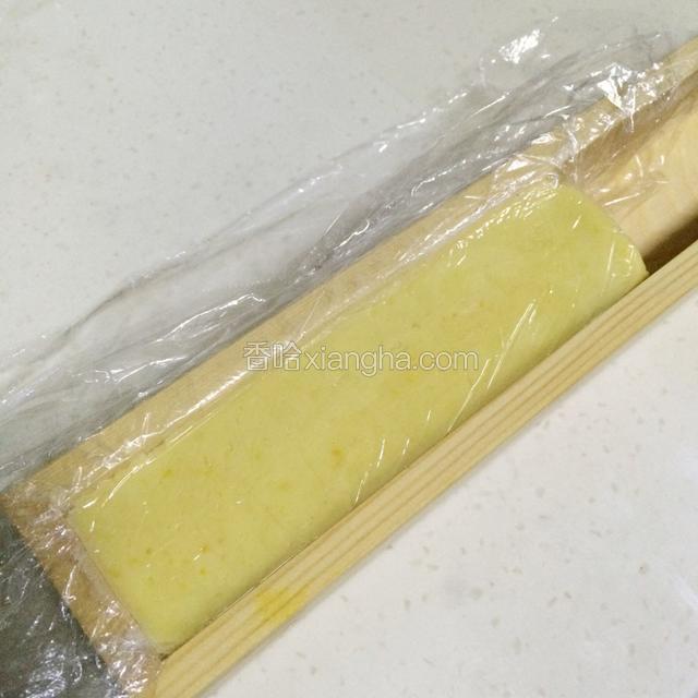 放入模具整形，入冰箱冷冻一个半小时，直至把面团冻得坚硬。