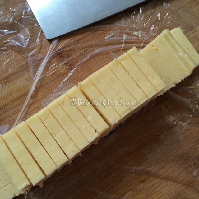 冷冻完毕后取出切块，切成5毫米的片状。