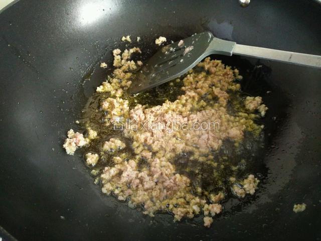 锅中倒入适量食用油，油比平时炒菜稍多一点点。油热后先煸炒肉末。
