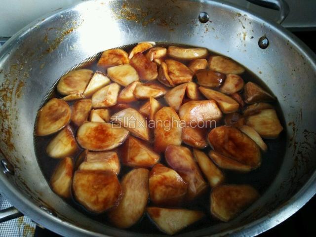加入适量清水，水没过杏鲍菇即可，大火烧开后转小火炖煮20分钟左右。