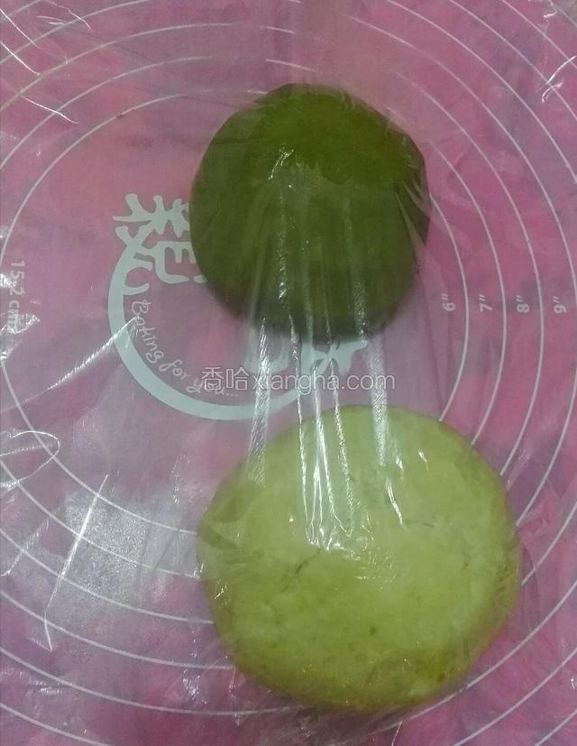 把水油皮和油酥皮材料混合揉成团，盖上保鲜膜，醒20分钟