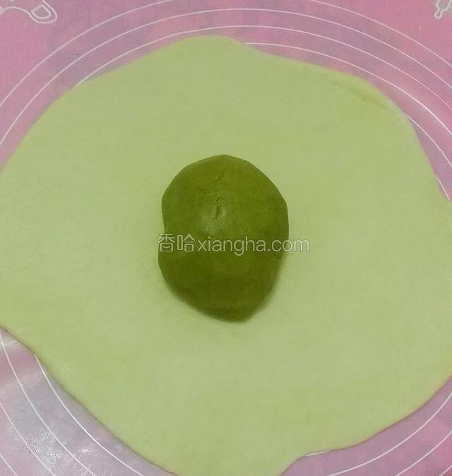 20分钟后把水油皮擀平放上抹茶油酥