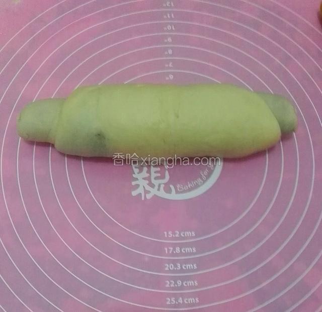 擀平后，重下到上卷成长条，再醒20分钟